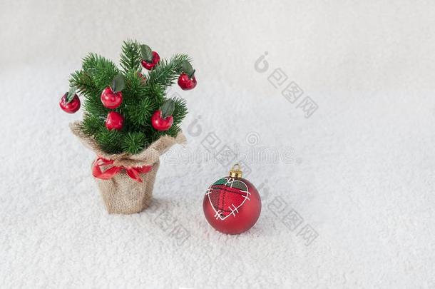 装饰的圣诞节树向白色的背景