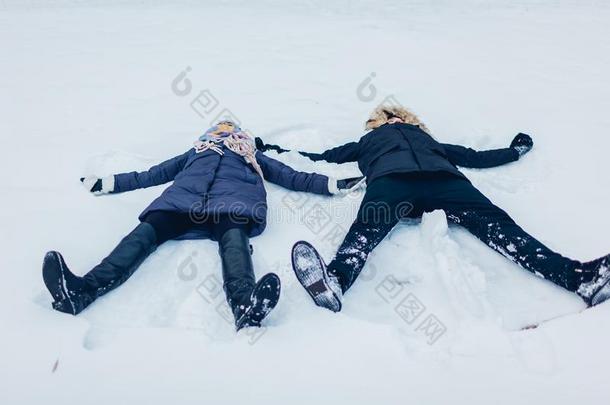 美丽的爱的对制造雪天使采用w采用ter森林ly采用