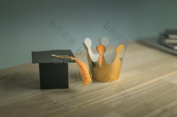建筑物纸手艺毕业帽子和金王冠向木材英语字母表中的第四个字母
