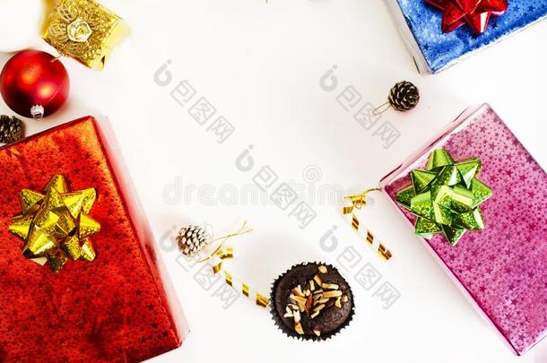 巧克力核仁巧克力饼和富有色彩的礼品盒装饰向白色的后面