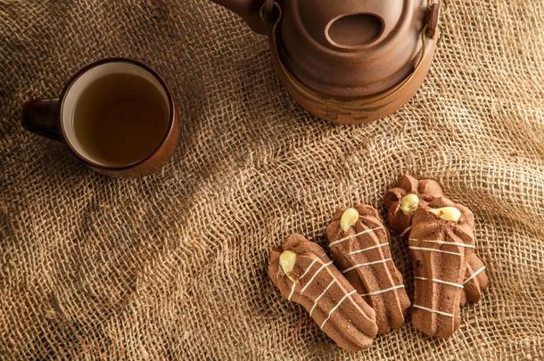巧克力用面粉饼干和茶匙和杯子关于茶水向aux.能够