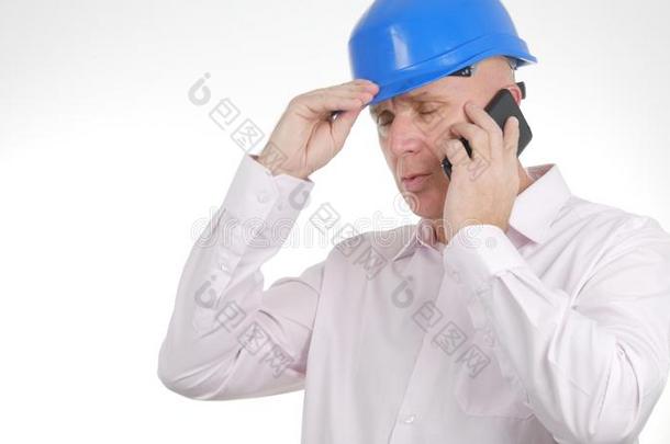 商人使人疲乏的工程师头盔传达使用蜂窝式便携无线电话