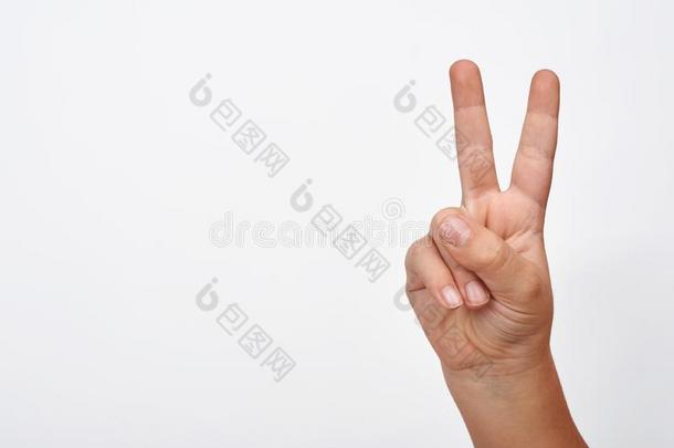 小孩手给看两个手指显示和平和获胜符号