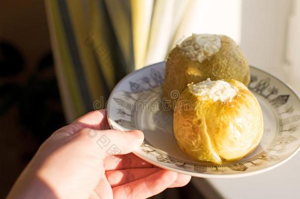 苹果和凝乳烘烤制作的采用指已提到的人烤箱,特写镜头.烘烤制作的苹果充满的