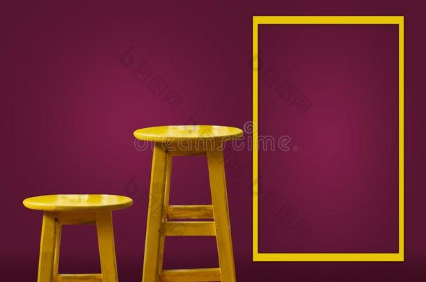 黄色的条凳子和品红背景