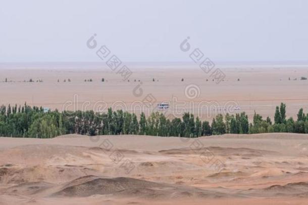 贫瘠的戈壁沙漠风景在下面天在指已提到的人历史的地点关于