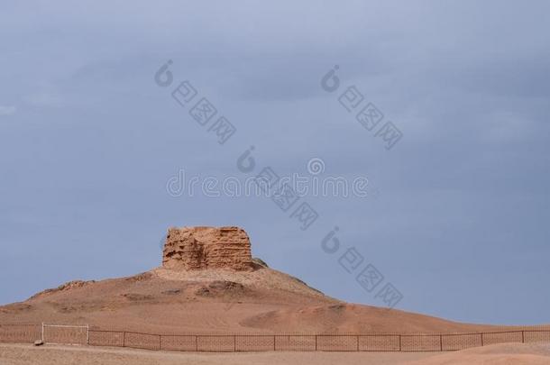 毁坏关于古代的瞭望塔在阳走过,阳guan,甘肃,中国