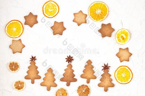 圣诞节树甜饼干和星顶杆和干的干燥的桔子向白色的