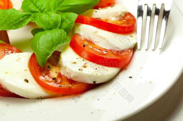 盘子关于健康的典型的美味的<strong>红白</strong>小碟沙拉和成熟的tomato番茄