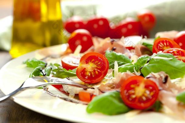 盘子关于健康的典型的美味的<strong>红白</strong>小碟沙拉和成熟的tomato番茄