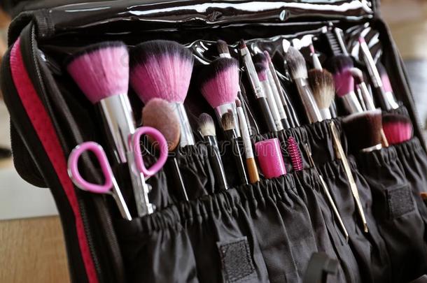 美容师例和专业的化妆乘积和工具