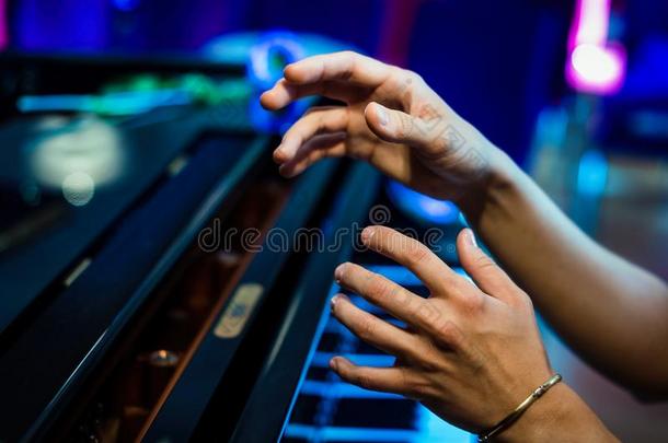 钢琴家手向指已提到的人背景关于指已提到的人钢琴调