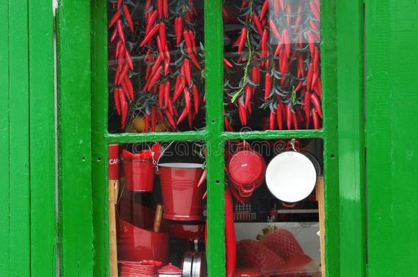 传统的红辣椒和lobsterpots诱捕龙虾的笼陈列用玻璃橱窗在巴斯克衫国家