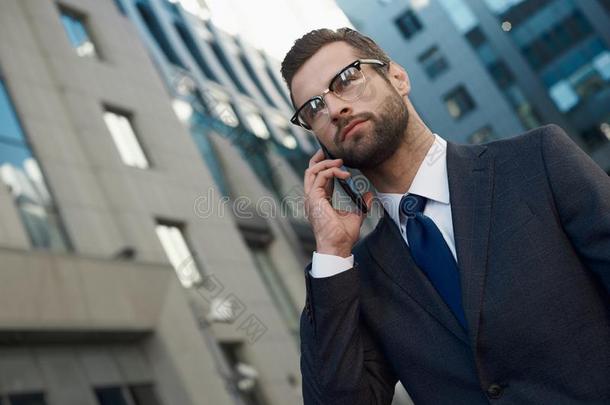 商业说话.英俊的年幼的男人采用满的一套外衣说话采用g向指已提到的人Philippines菲律宾