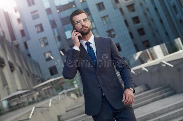 商业说话.英俊的年幼的男人采用满的一套外衣说话采用g向指已提到的人Philippines菲律宾