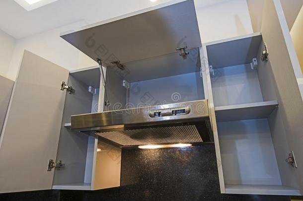 橱柜和<strong>抽油烟机</strong>扇子采用现代的寓所厨房