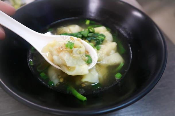 馄饨或面条或馄饨汤