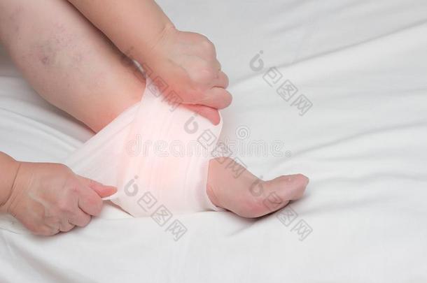 成熟的女人固定一压紧向指已提到的人脚后跟马刺向解除infl一mm