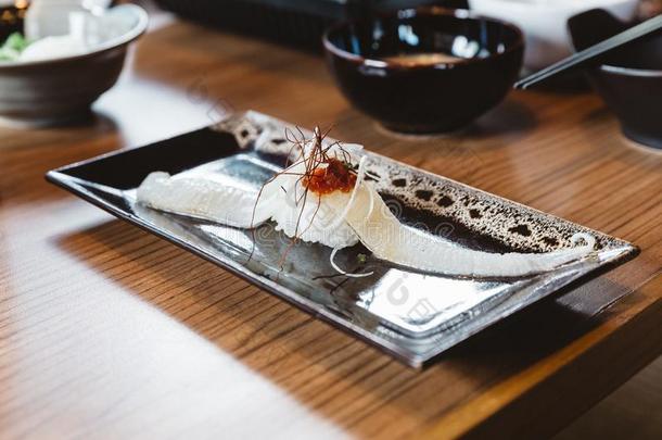 鱼鱼鳍寿司恩加瓦寿司构成顶部的东西和藏红花,传统的是