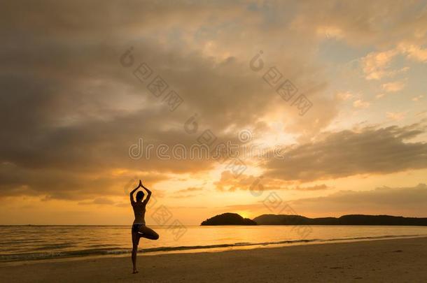 女孩开业的瑜伽浮罗交怡岛