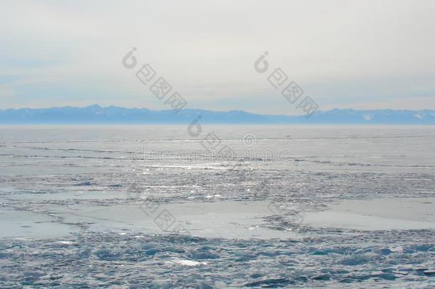 北极的风景和冷冻的湖采用freez采用g-越过时间