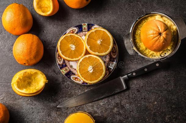 新鲜的橙榨汁器果汁和热带的成果向c向crete板