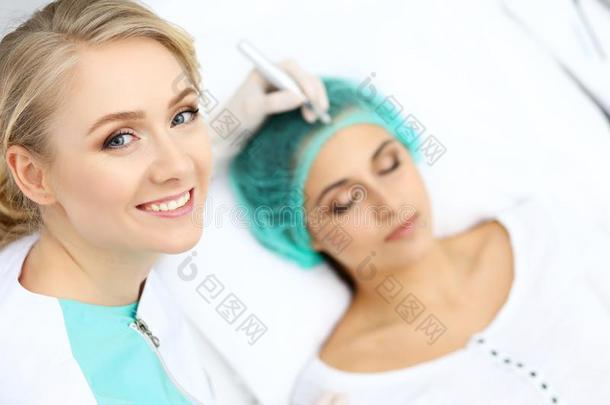 专业的美容师做眉毛文身在女人面容.电烫发