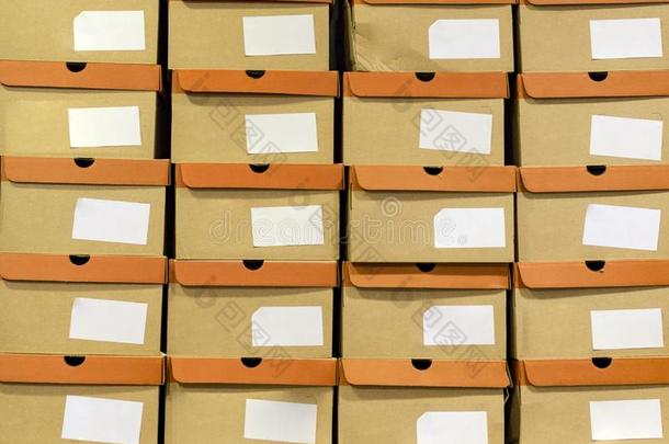 行关于鞋子盒和鞋子堆积采用商店.