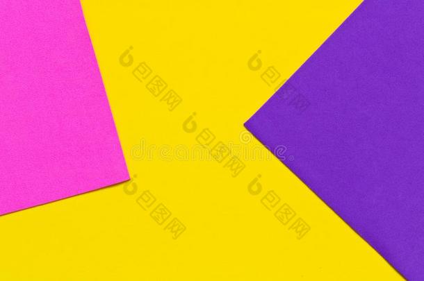 颜色趋势背景.粉红色的黄色的紫色的抽象的几何学的英语字母表的第2个字母
