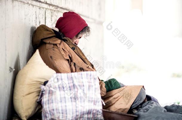 一面看法关于无家可归的乞丐男人一次在户外,倾向将军