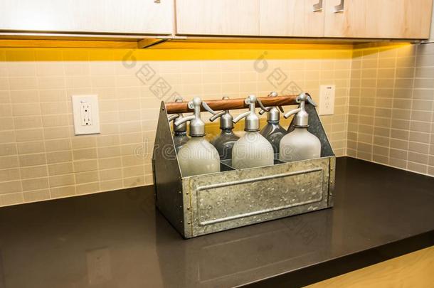 现代的厨房柜台顶和赛尔脱兹矿泉水瓶子布置