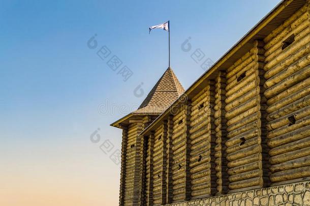 木制的堡垒和塔和旗