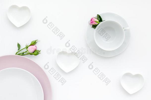 放置-在上面表和盘子和花向白色的背景顶看法