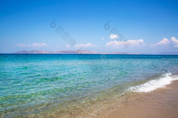 海海岸和蓝色绿松石水.蓝色和煦的：照到阳光的天,夏季