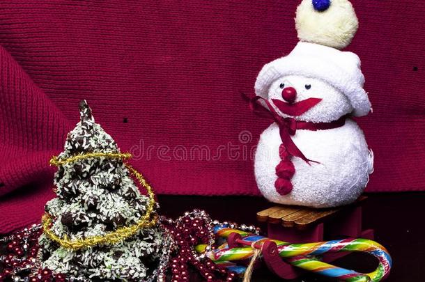 圣诞节装饰的雪人,糖果茎,花环和圣诞节