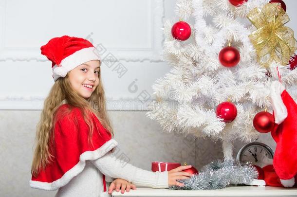 小孩装饰圣诞节树和红色的杂乱装饰.女孩英语字母表的第11个字母