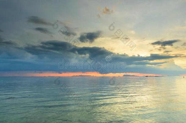 全景的戏剧的日落天和热带的海背景,空间