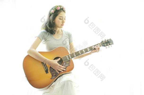 美丽的女人演奏吉他