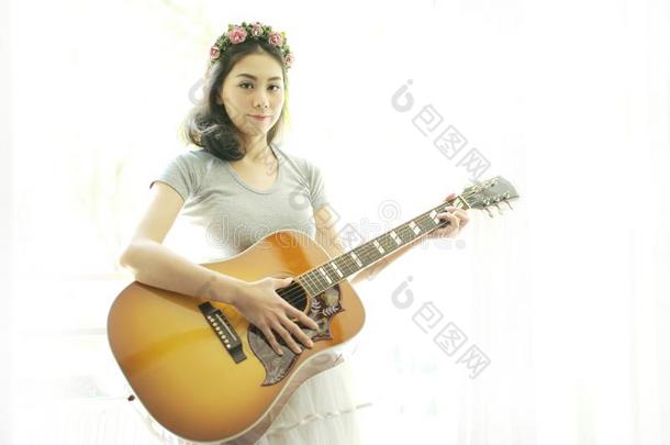 美丽的女人演奏吉他