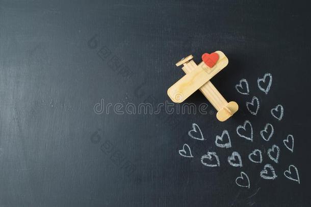 情人一天观念和心情况和飞机玩具越过英语字母表的第3个字母
