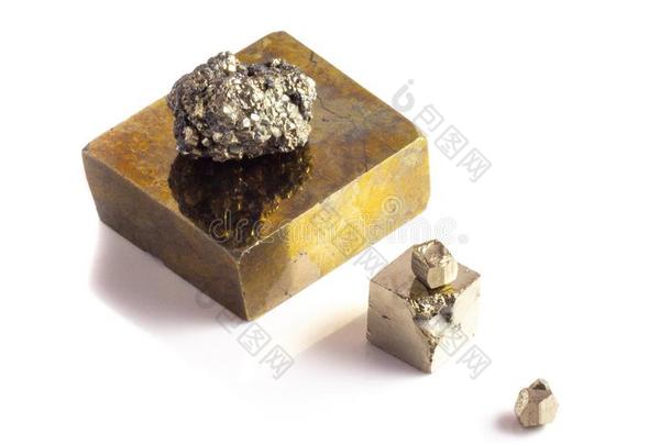几个的类型关于自然的黄铁矿立方形和德鲁士晶簇向白色的后台