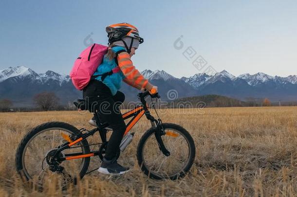 num.一高加索人孩子们乘自行车采用小麦田.小的女孩日本里