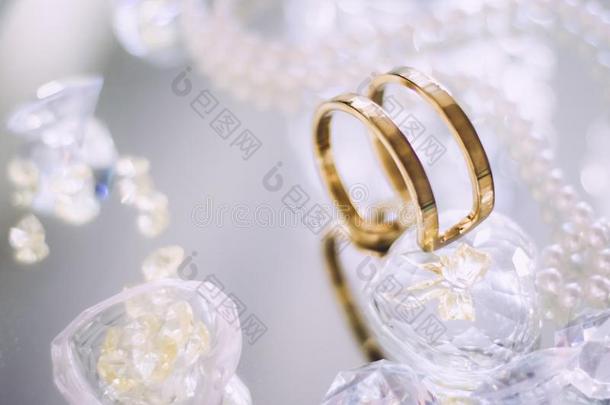金,钻石和珍珠首饰美丽的放置