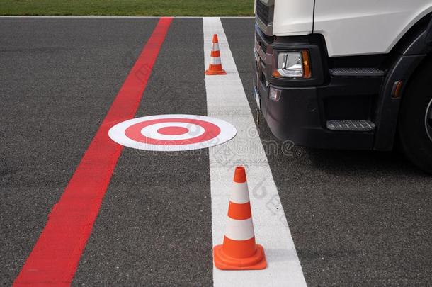 红色的和白色的标签为卡车司机功课