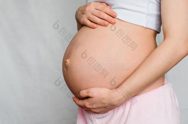 怀孕的女孩温柔地热烈地拥抱她肚子