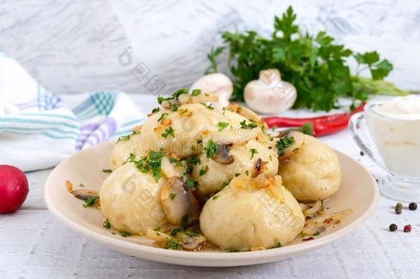 乌克兰人汤团和肉和蘑菇采用一碗
