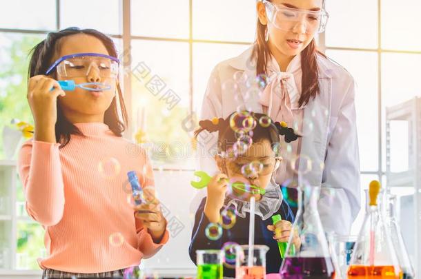 教师和学生吹风泡采用实验室