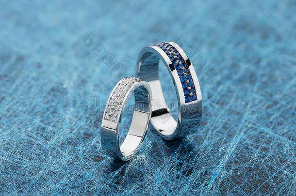 一副关于银婚礼戒指和菱形向蓝色背景