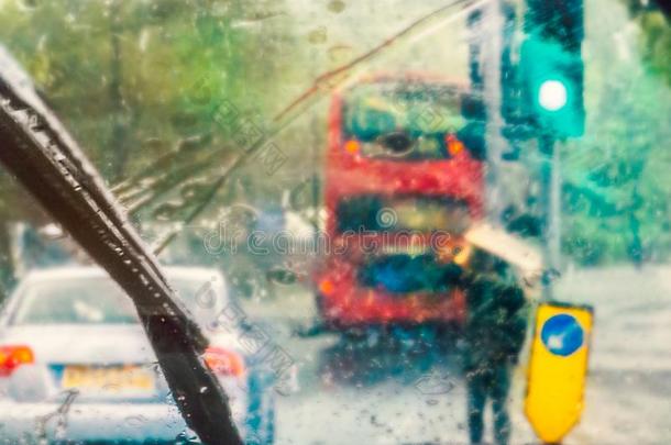 伦敦大街地点提取的在旁边雨向一c一r挡风玻璃向一