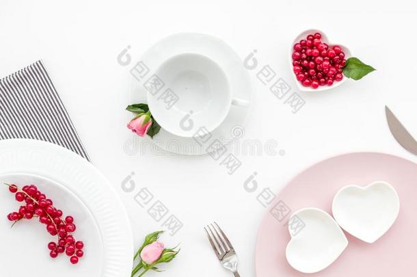 表镶嵌和盘子,温贝利和花向白色的厨房